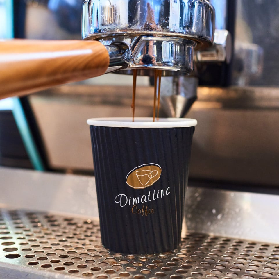 Dimattino Coffee black and gold hot cup ripple-wrap