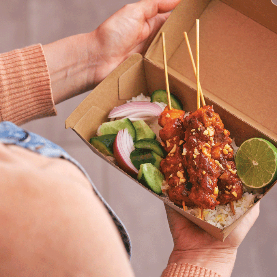 Detpak endura box with chicken kebabs,