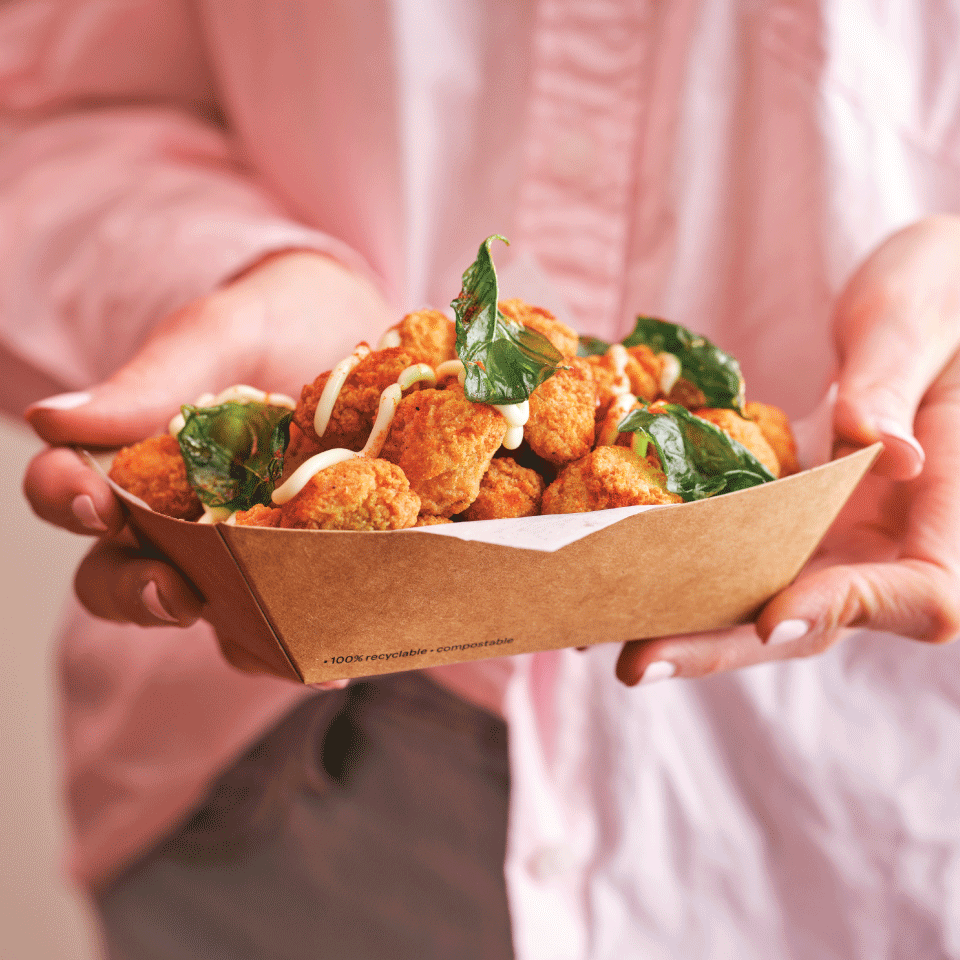 Detpak GO tray filled with fried chicken. 