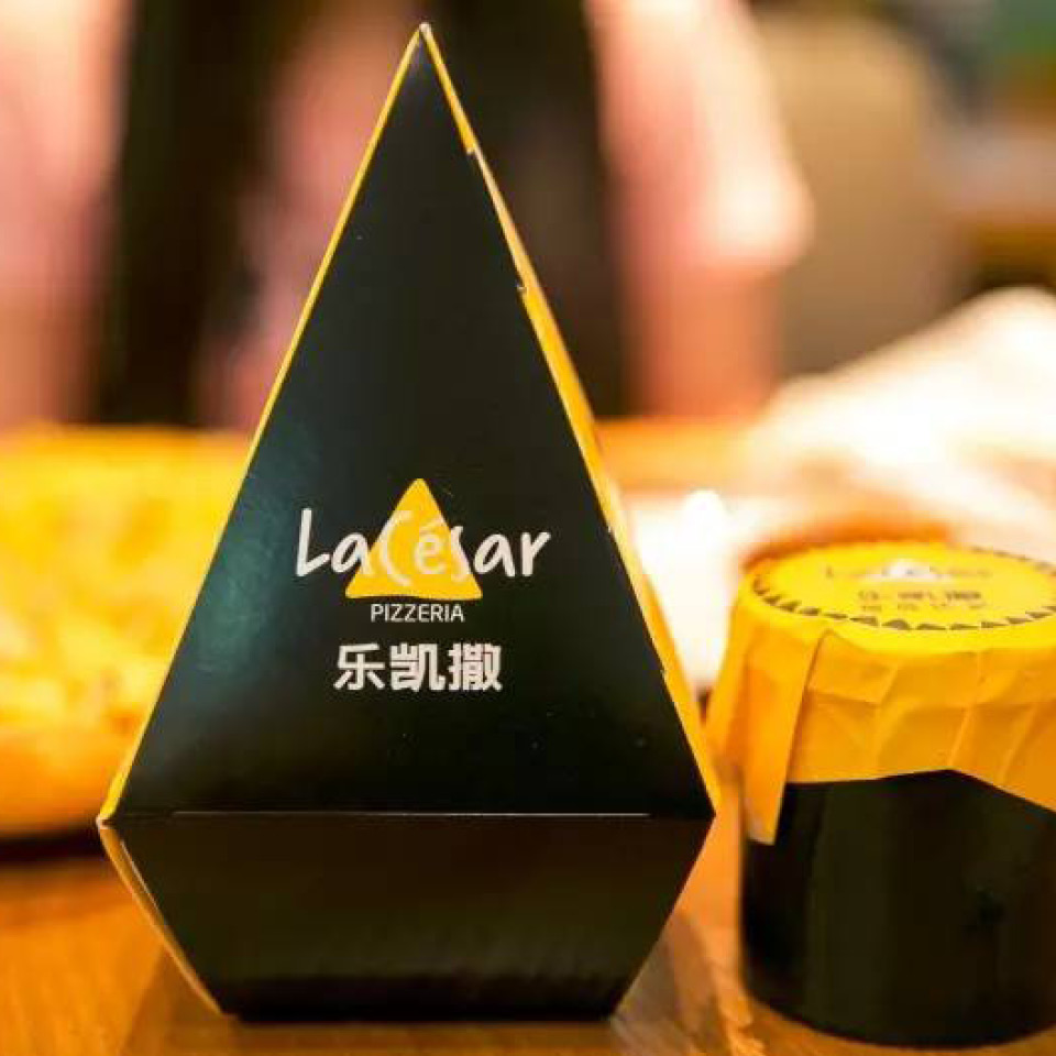 LaCesar Pizzeria China Yellow and Black food packaging