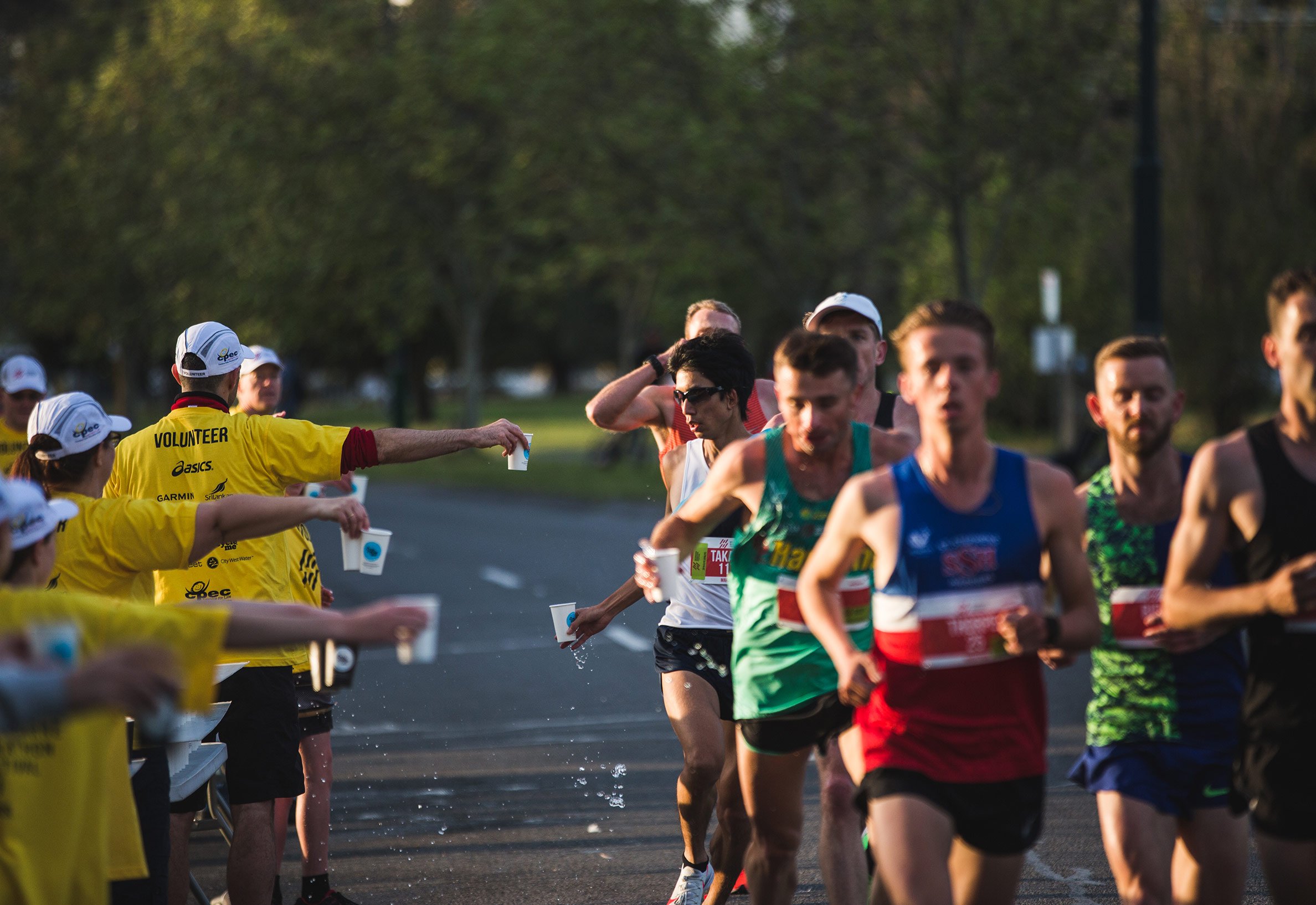Image of runners handed RecycleMe cups at the Melbourne Marathon
